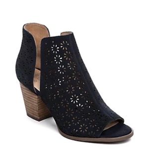 Crown & Ivy Sabrina Summer Sandals in Black - New in Box